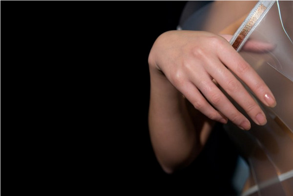 主要是靠着这智慧线圈,去侦测人体的心跳、呼吸频率。