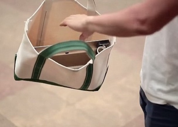 “下车”后,可把WalkCar放入袋中。