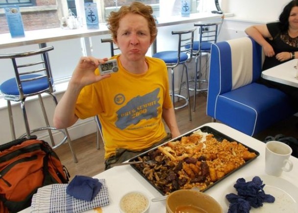 英国大胃王挑战 半小时内鲸吞7500卡路里 - 神