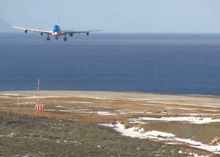 客机机身在降落前已经“打横”