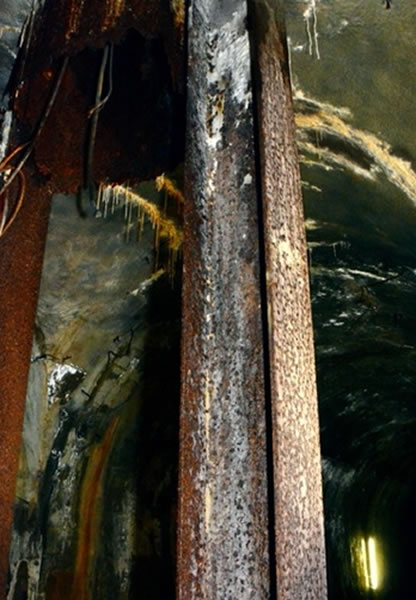 一些生锈的钢骨暴露在外