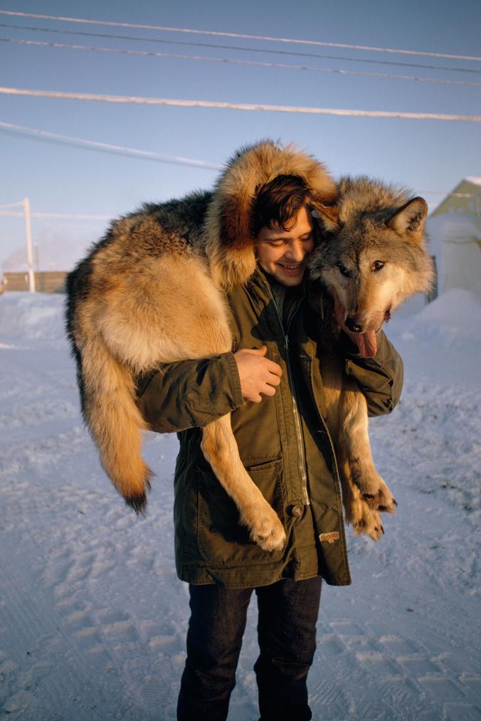 �ڰ���˹�Ӱ��޵��������������о�ʵ���ң�һλ�о���������Ŀ�ѧ�ң��ü����һֻ�ǡ� Photograph by Emory Kristof, National