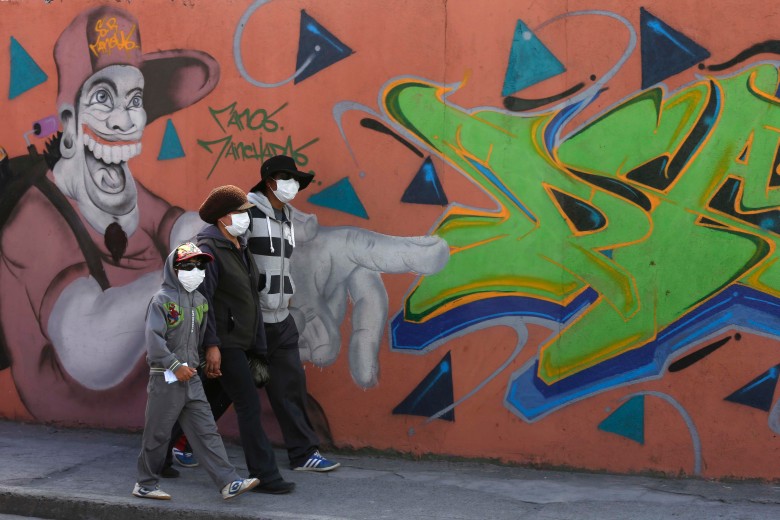马查奇市民戴口罩出街，防止吸入火山灰。