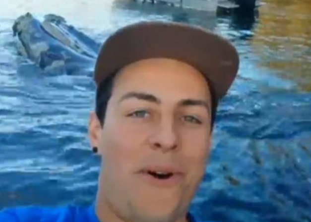 渔夫一开始发现鲸鱼时已经欧不住兴奋自拍