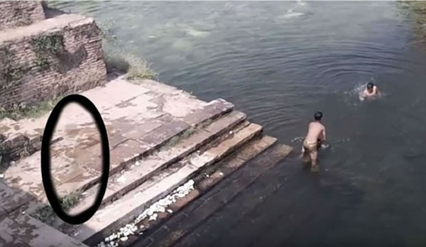 印度瓜廖尔一处遗迹的监视器疑似拍到“鬼影”跳入水里