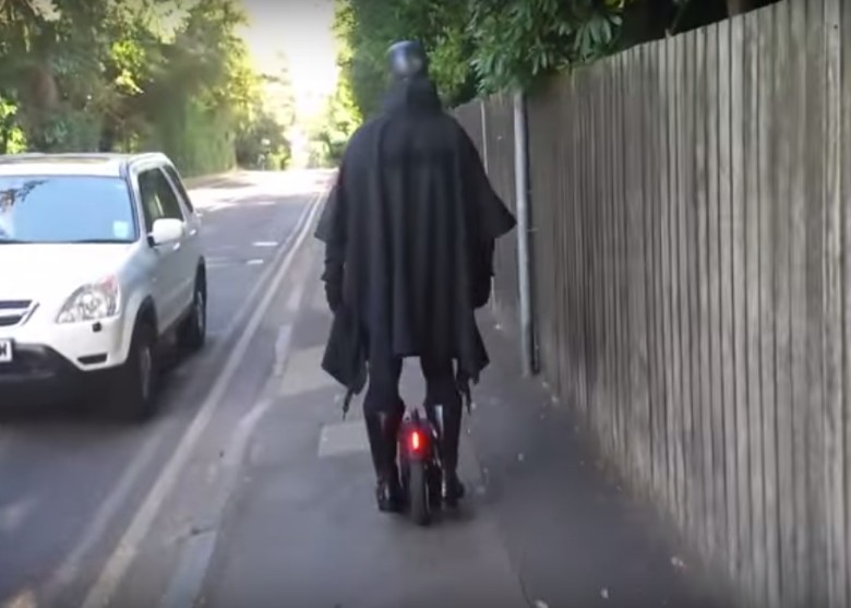 “蝙蝠侠”踏上电动单轮车