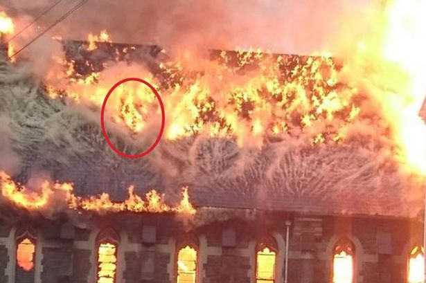 左侧的人脸看上去像一名年轻的女子