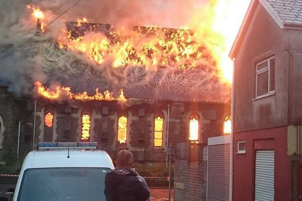 大火最终被30名消防队员扑灭