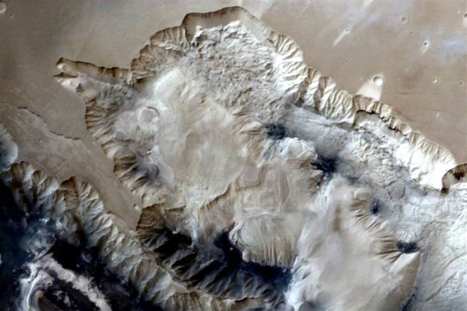 去年年底抵达红色星球的印度火星探测器,近期发回了奥菲亚峡谷的美丽照片。整个照片中有一条很深的峡谷,照片还拍下了水手谷地区的扇形地貌。图为印度空间研究组织(ISR