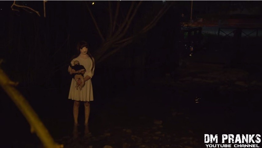 白衣女孩半夜蹲路边啜泣 路人上前安慰险被吓死