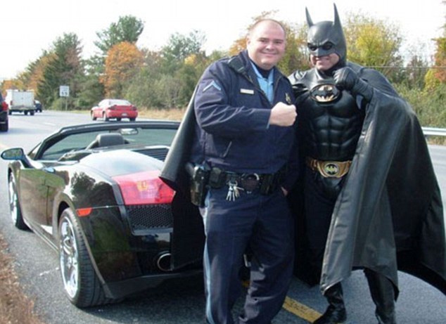 警察事后与罗宾逊握手合照