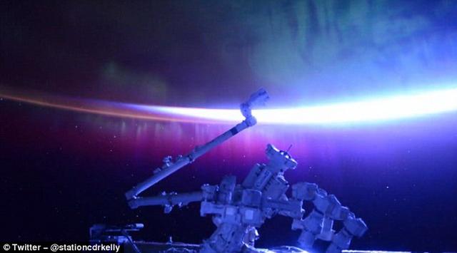 美国宇航员斯科特-凯利(Scott Kelly)在国际空间站拍摄到日出之前的神秘北极光