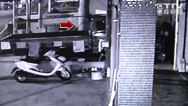 鬼月怪事多?台湾无人货车上坡自撞