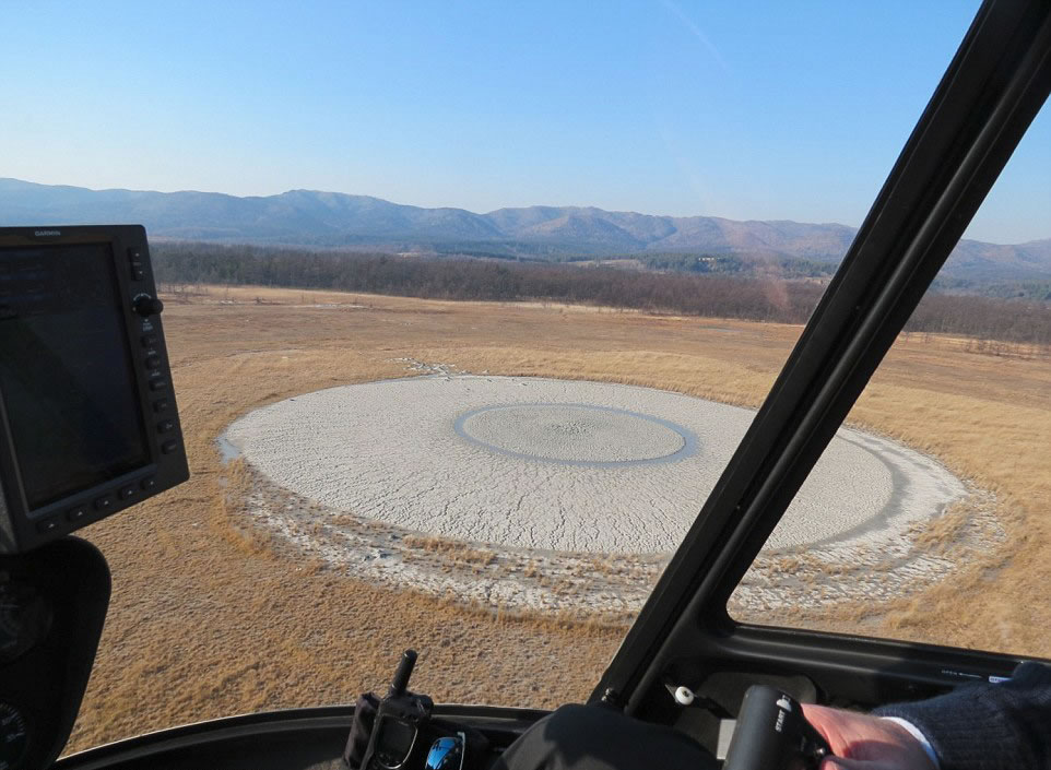 俄罗斯库页岛的普加切夫斯基泥火山喷发后山体呈现出仿佛巨型人眼的形状