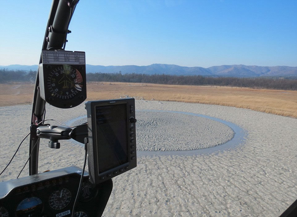 俄罗斯库页岛的普加切夫斯基泥火山喷发后山体呈现出仿佛巨型人眼的形状
