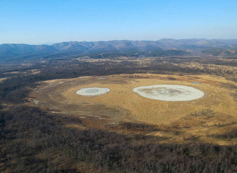 俄罗斯库页岛的普加切夫斯基泥火山喷发后山体呈现出仿佛巨型人眼的形状