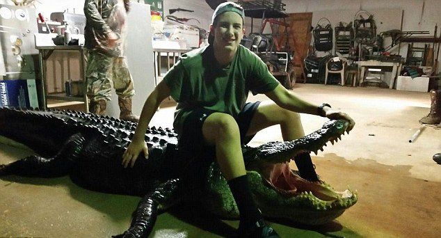 美国阿拉巴马州尤福拉湖捕获408公斤巨鳄