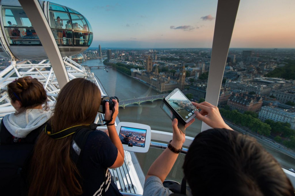 ����һ��ʹ�õ��������ƬԤ���οͶ�����о����ڡ��׶�֮�ۡ���London Eye�������յ���Ӱ�߽��������ܻ�ǰ���������� PHOTOGRAPH BY JEFF