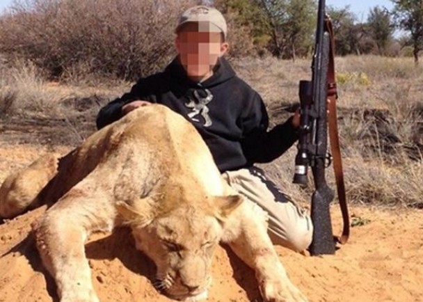 网上有流传儿童持枪与死狮合照的相片