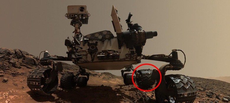 “好奇号”轮子卡有小石