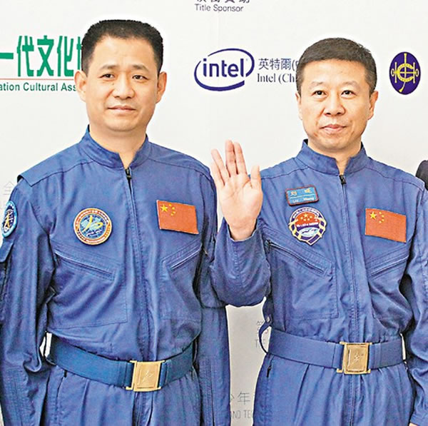 航天员聂海胜和刘旺在香港与青少年分享“太空奥秘”