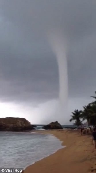 巨型海上龙卷风袭击墨西哥海滩
