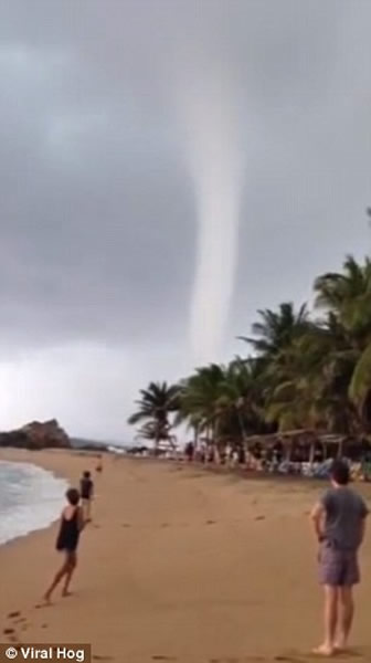 巨型海上龙卷风袭击墨西哥海滩