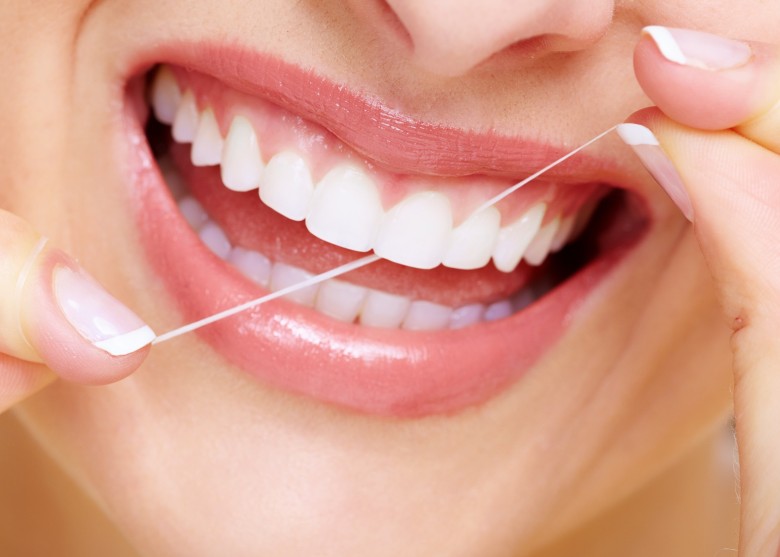 美国一名妇人因用牙线不当,令其假膝盖骨关节受口腔细菌感染。