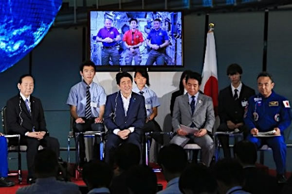 日本宇航员油井龟美也在国际空间站与安倍连线