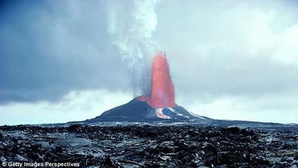 火喷泉是一种频繁出现在夏威夷(照片显示)的岩浆喷发,会伴有大量挥发物。岩浆从深处上升时,挥发性化合物变成气体。