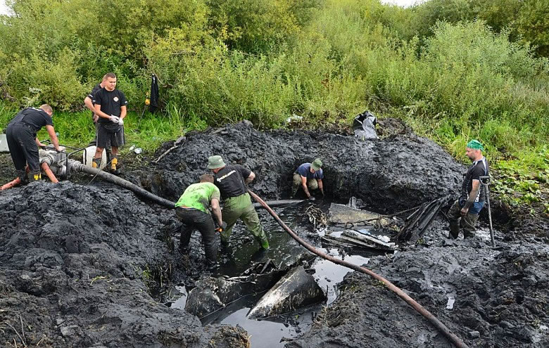 工作人员正检查战机残骸