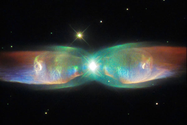 哈勃太空望远镜拍摄的Twin Jet(PN M2-9)星云像蝴蝶展开翅膀