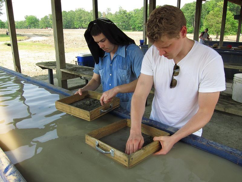 ��������ɫ����ʯ��������԰���ڿ��� �ο��ڵ���ʯ���Լ�