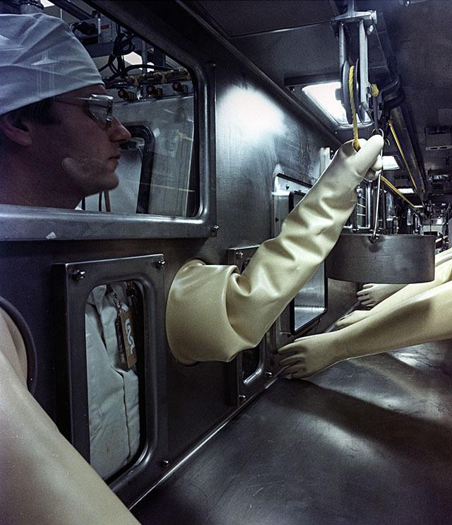 美国能源部橡树岭国家实验室，正戴着手套处理核材料的工作人员