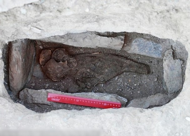 考古人员发现这具变成木乃伊的婴儿尸体