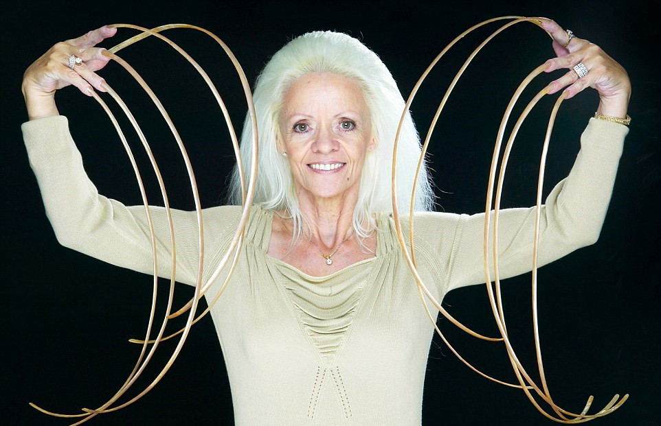 美国的李·莱蒙(Lee Redmond)拥有世界上最长的指甲,每个长约1米。