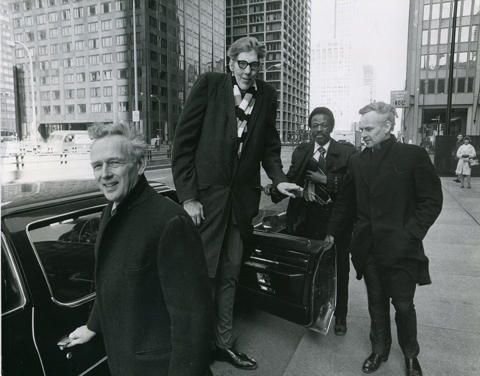 1970年时最高的人是2.48米高的唐·科勒(Don Koehler),这是他与吉尼斯纪录编者的合影。