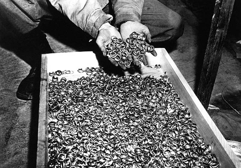 一个美国大兵拍到的纳粹党从集中营收集的整盒的金戒指