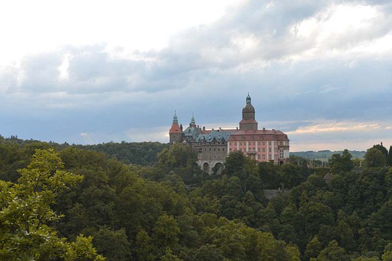 当地传言“黄金列车”消失在卡亚兹城堡附近，该城堡曾被作为纳粹在该地区的总部。