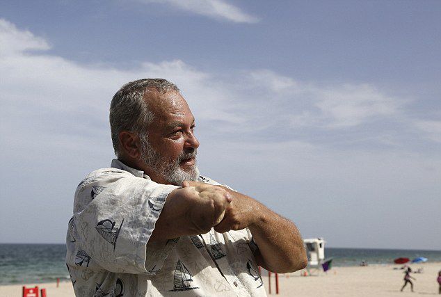 美国男子遭鲨鱼袭击后一直捕杀鲨鱼 后加入保护鲨鱼行列