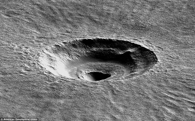 ��ѧ�ҷ��ֻ��Ǳ���һ�����صĽ�״�ɿӣ���Ϊ����ײ���Ǵ�����ͬ���ʲ����γɵġ�