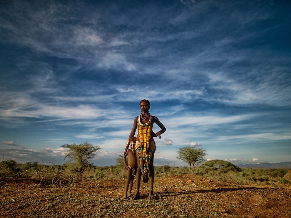 埃塞俄比亚奥莫低谷一名哈麦尔族妇女和她的儿子