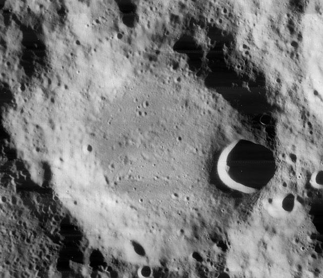 月球南极附近的博古斯瓦夫斯基撞击坑(Boguslavsky crater),直径97公里,深3.4公里