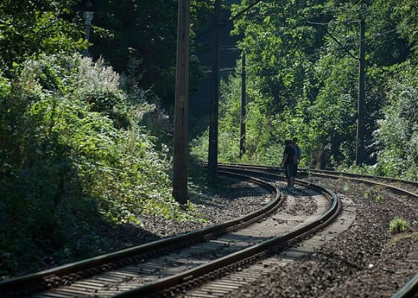 当局禁止寻宝者闯入铁路,以免发生意外。