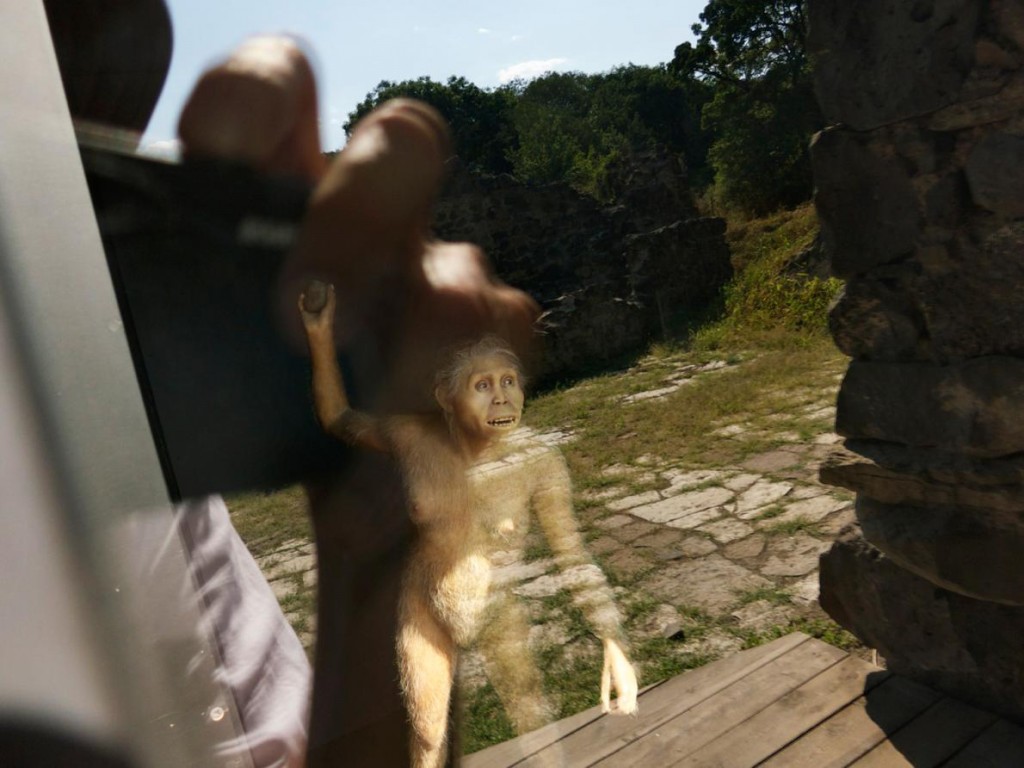 格鲁吉亚德玛尼斯的史前遗址,有一个180万年前早期人类扔石头的模型。 Photograph by Paul Salopek