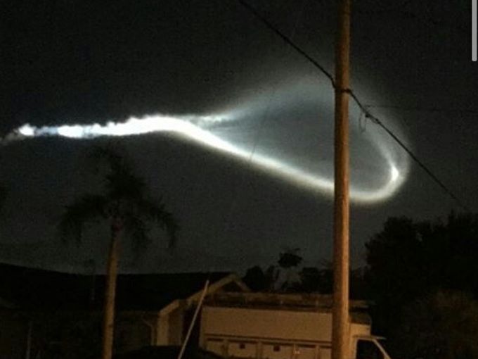 美国东岸清晨夜空出现神秘异象 原来是擎天神五号运载火箭发射