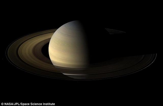 科学家发现土星环外侧的A环“与众不同”,比其它环结构更年轻,可能形成于粉碎卫星残骸。