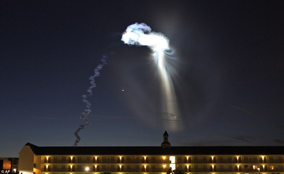 巨大UFO现身美国佛州夜空？阿特拉斯-5型运载火箭发射