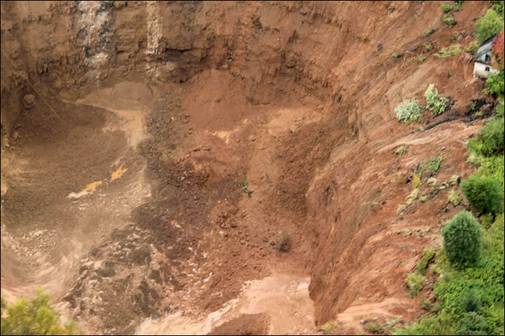 巨坑相信深逾75米