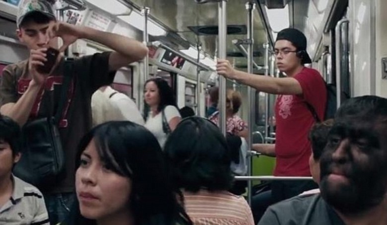 阿塞韦斯因外表异于别人,常遭陌生人拍照。